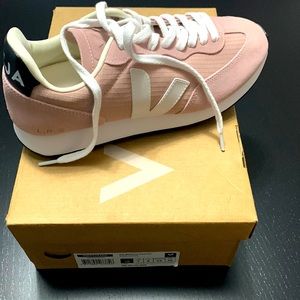 VEJA sneakers size 7 new in box pink